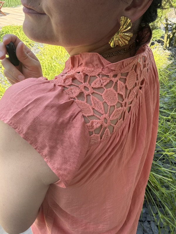 Blouse corail épaules ajourées :) 
