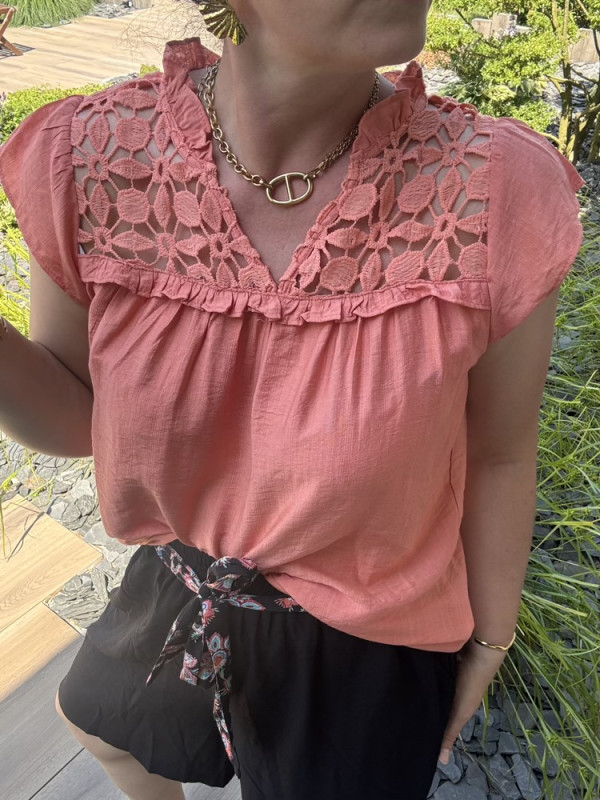 Blouse corail épaules ajourées :) 