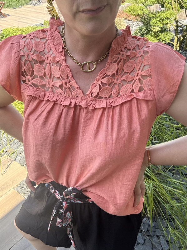 Blouse corail épaules ajourées :) 