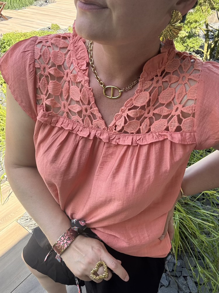 Blouse corail épaules ajourées :) 