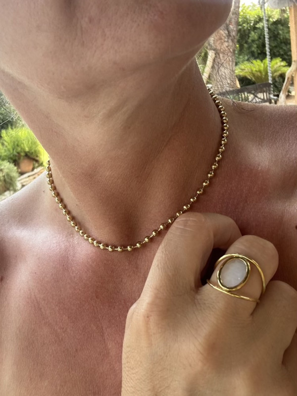 Bague ajourée avec  pierre blanche facettée 
