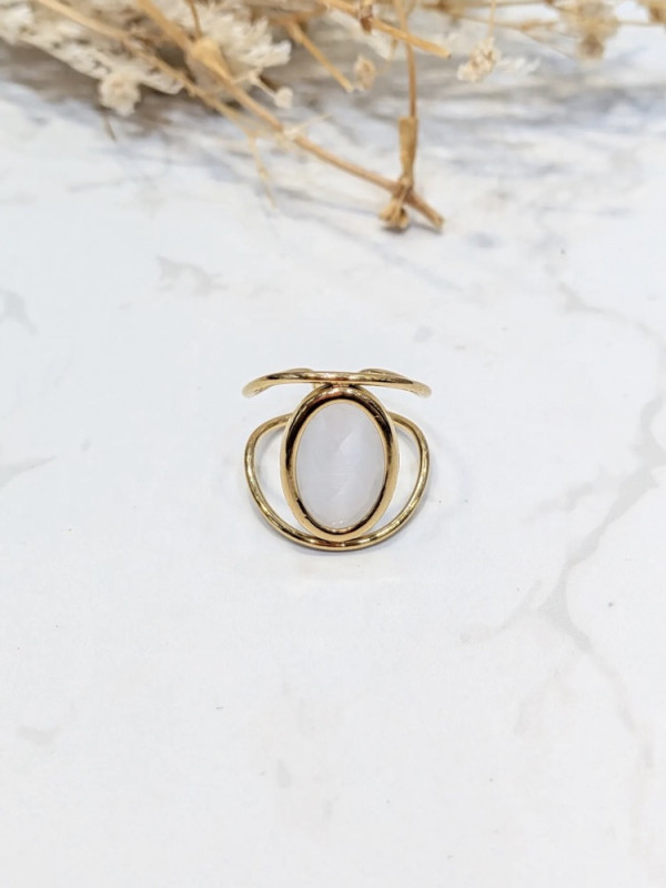 Bague ajourée avec  pierre blanche facettée 