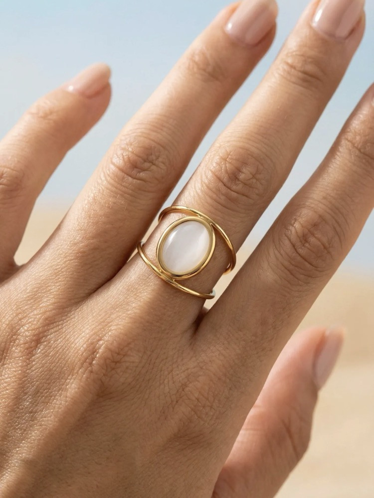 Bague ajourée avec  pierre blanche facettée 