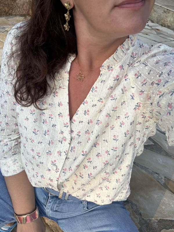 Chemise écrue fleurie col volanté 