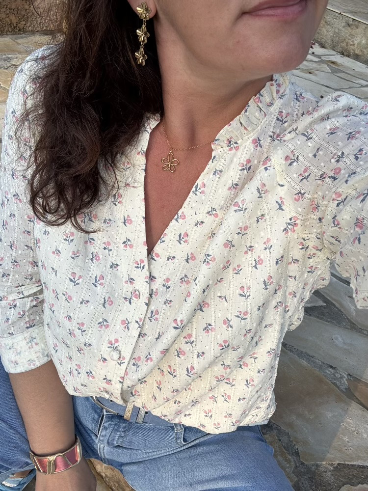 Chemise écrue fleurie col volanté 