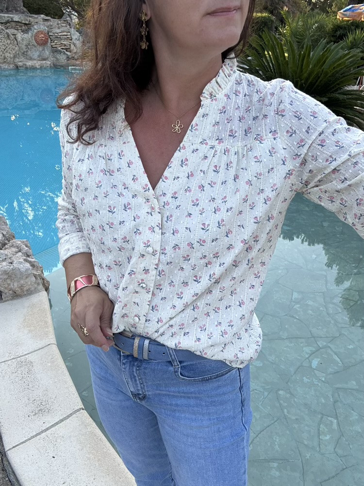 Chemise écrue fleurie col volanté 