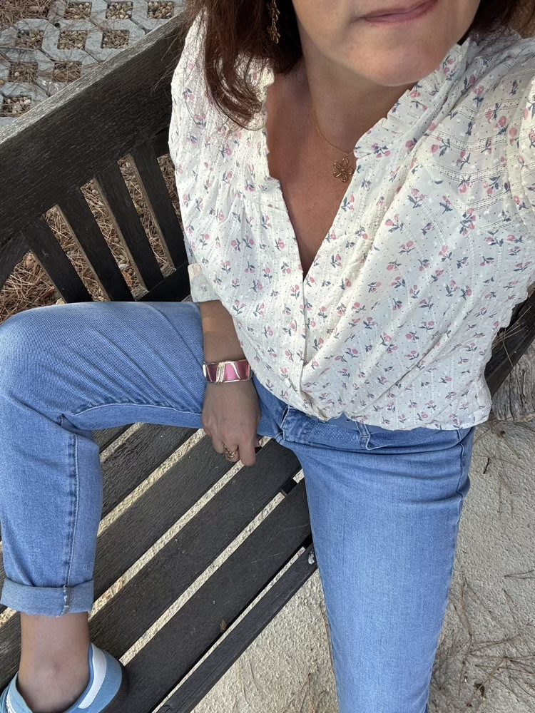 Chemise écrue fleurie col volanté 