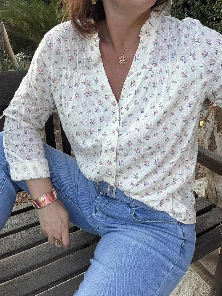 Chemise écrue fleurie col volanté 