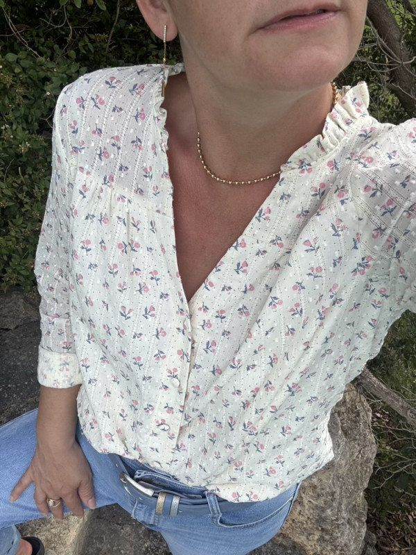 Chemise écrue fleurie col volanté 