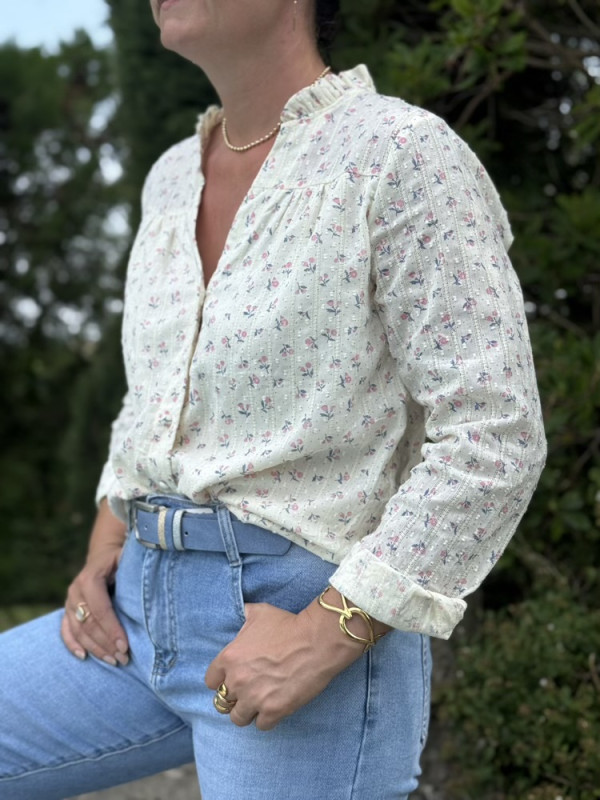 Chemise écrue fleurie col volanté 