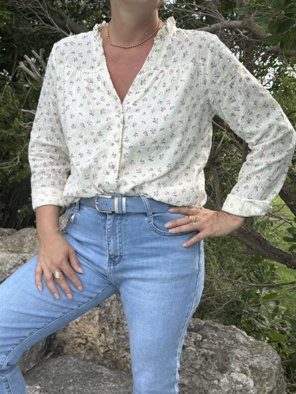 Chemise écrue fleurie col volanté 