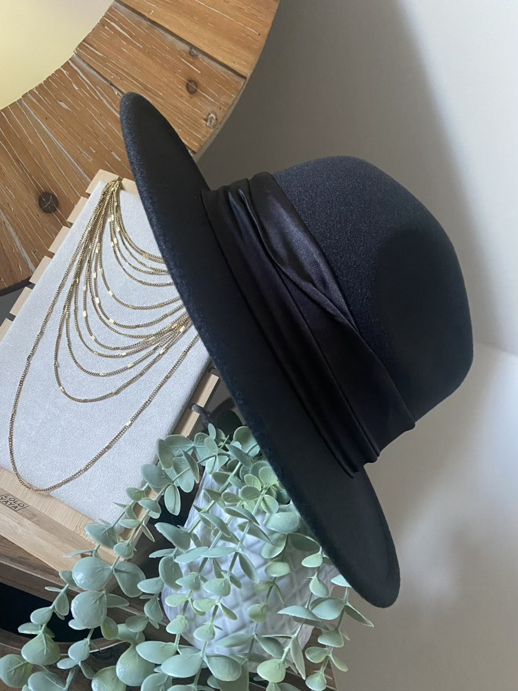 Chapeau noir feutrine ruban satin 