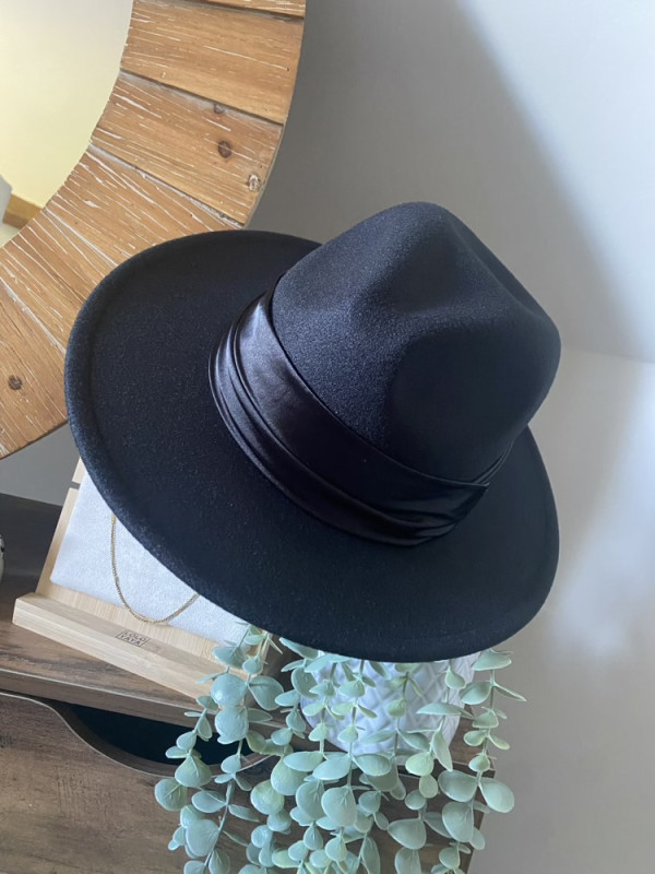 Chapeau noir feutrine ruban satin 