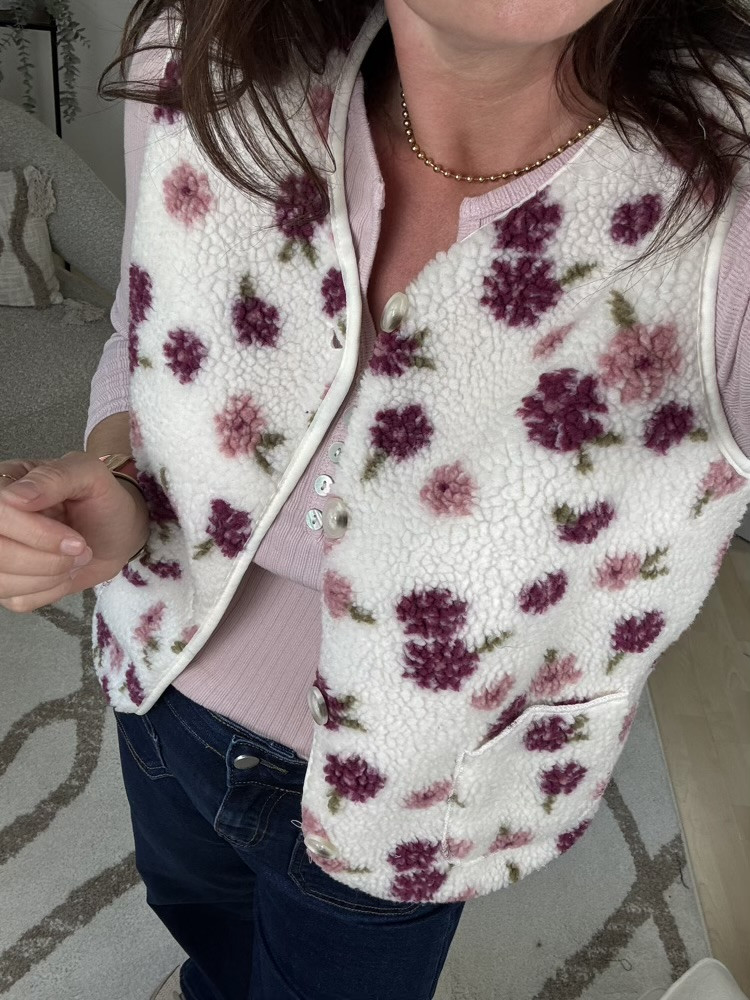 Gilet Sherpa fleuri tons bordeaux rose 