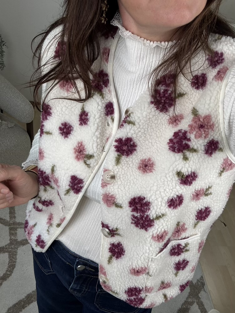 Gilet Sherpa fleuri tons bordeaux rose 