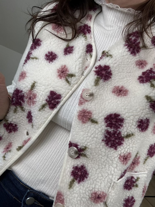 Gilet Sherpa fleuri tons bordeaux rose 