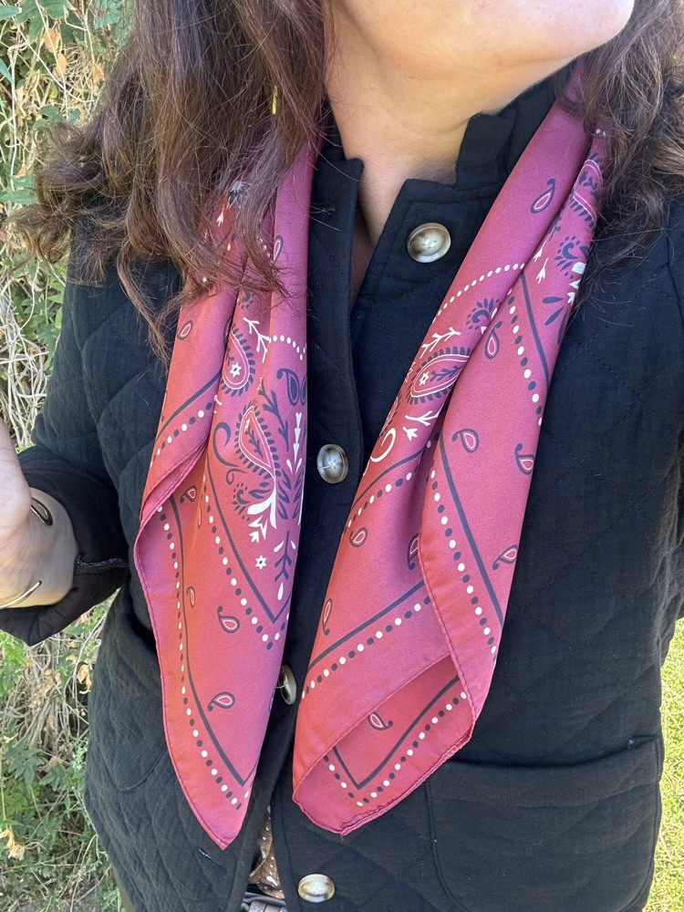 Foulard carré Bordeaux motif bandana noirs et crème 