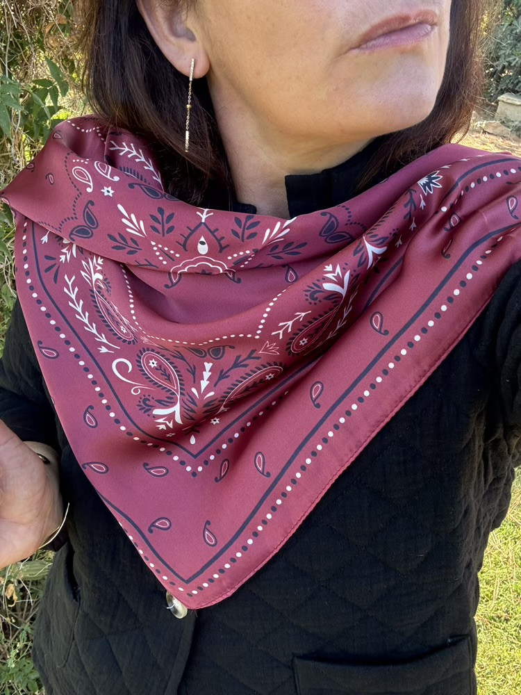 Foulard carré Bordeaux motif bandana noirs et crème 
