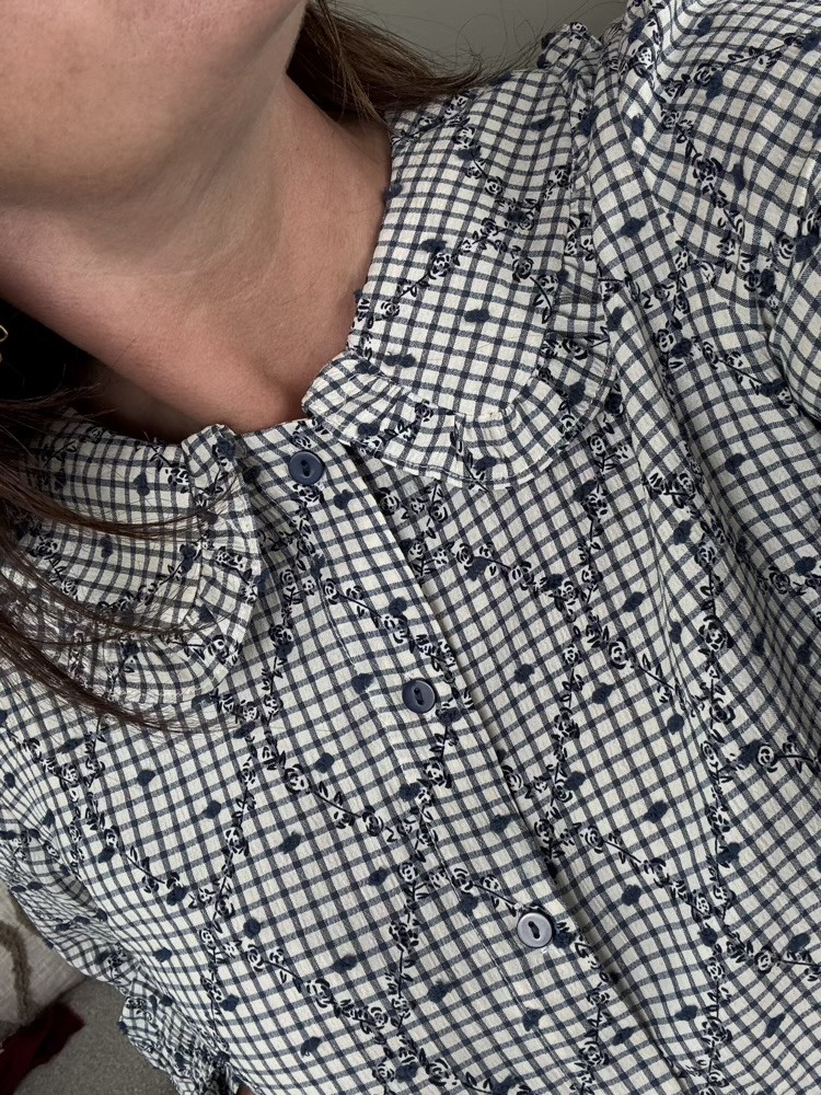 Chemise col Claudine volanté à carreaux 