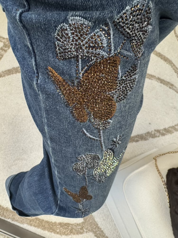 Jean large brodé et strass motif papillon 
