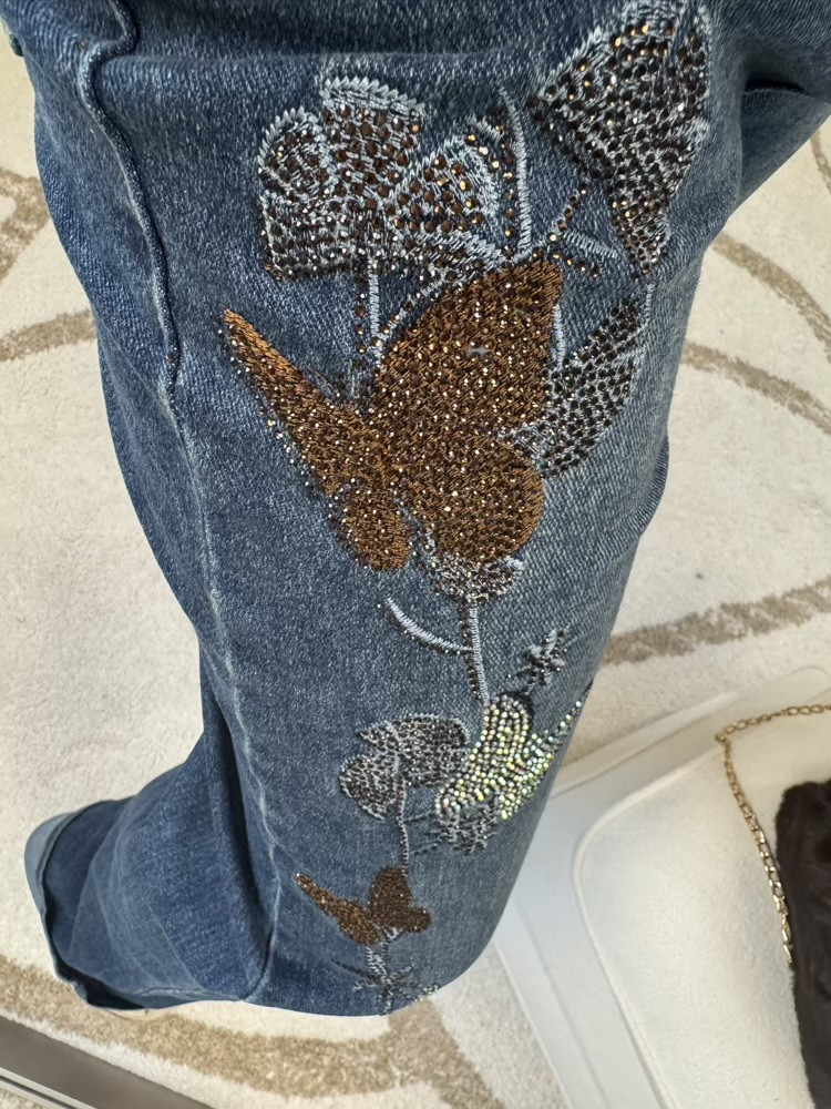 Jean large brodé et strass motif papillon 
