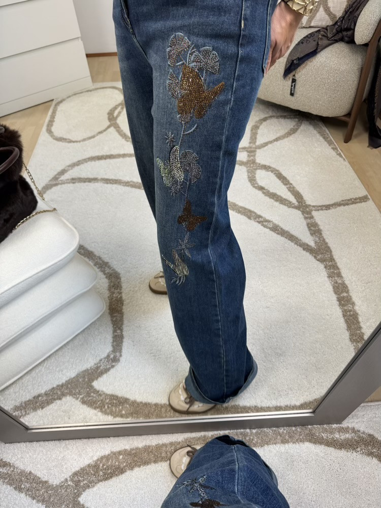 Jean large brodé et strass motif papillon 