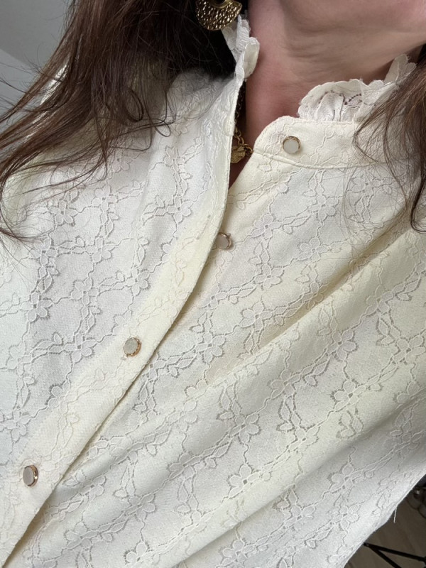 Chemise écrue petites fleurs col dentelle 
