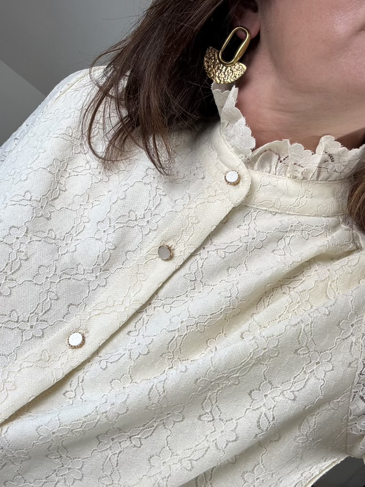 Chemise écrue petites fleurs col dentelle 