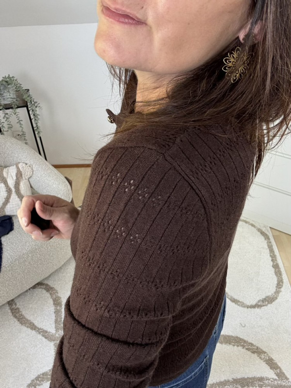 Pull choco boutons dorés décolleté 