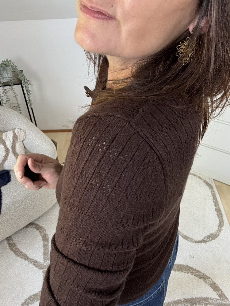 Pull choco boutons dorés décolleté 