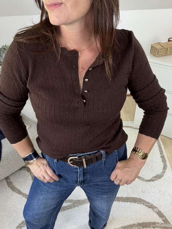 Pull choco boutons dorés décolleté 