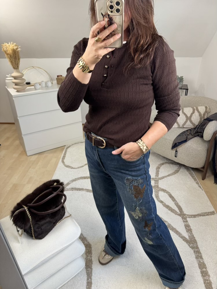 Pull choco boutons dorés décolleté 