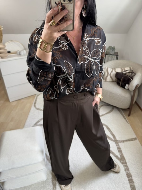 Chemise noire motifs fleurs brodées 