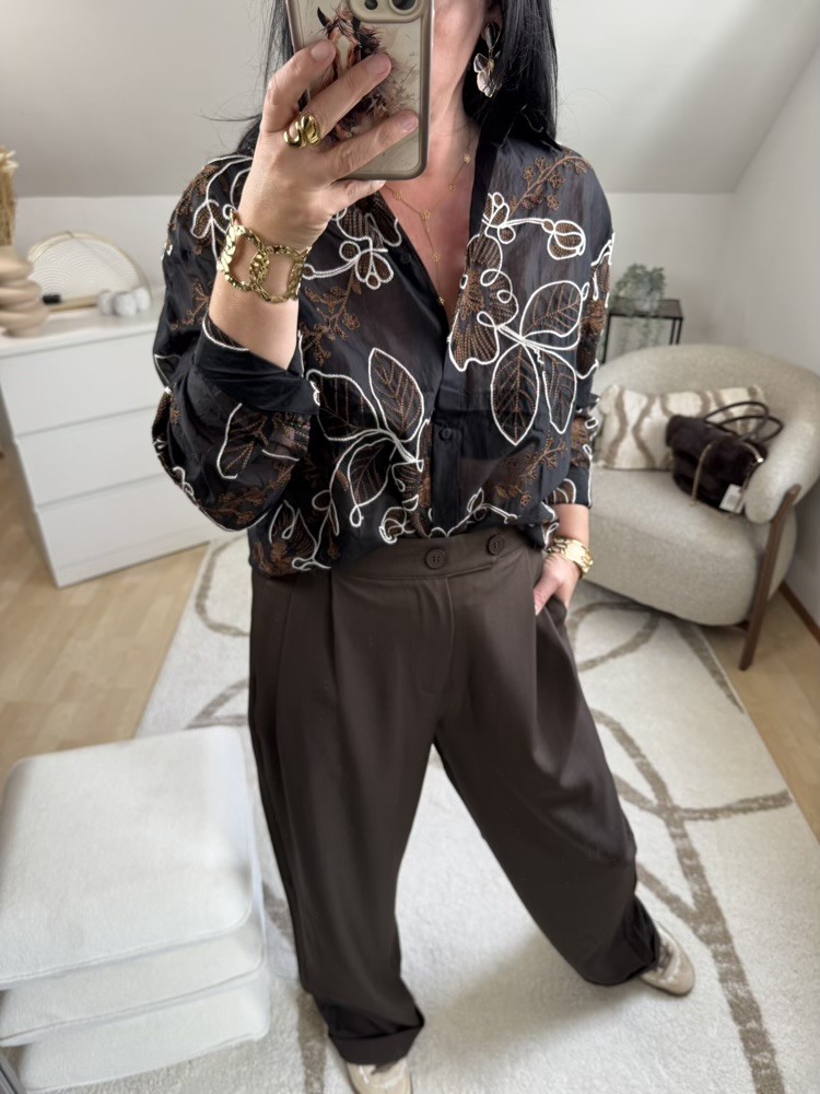 Chemise noire motifs fleurs brodées 