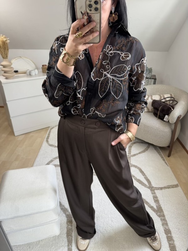 Chemise noire motifs fleurs brodées 