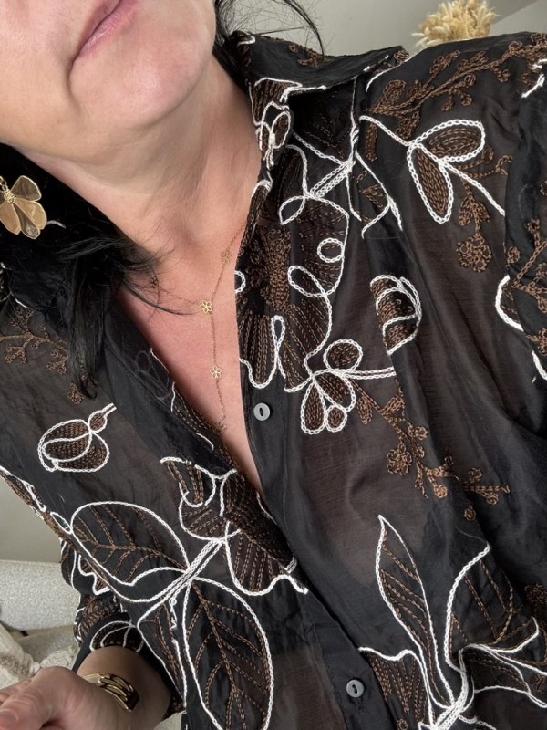 Chemise noire motifs fleurs brodées 