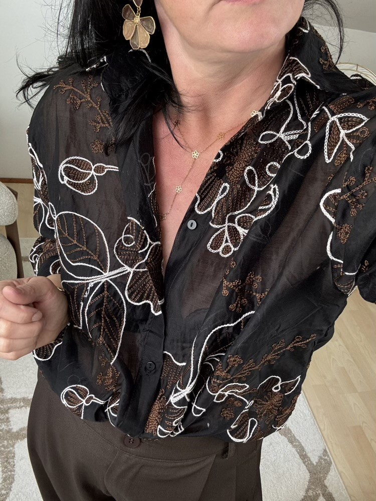 Chemise noire motifs fleurs brodées 