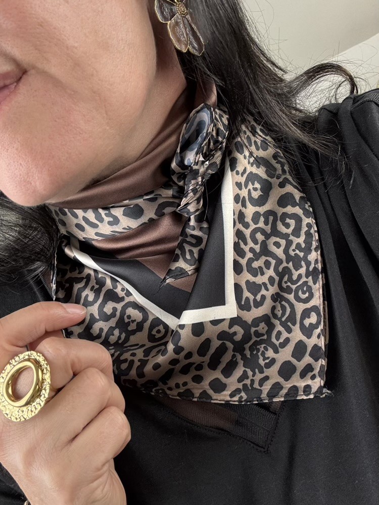 Foulard chocolat pois contours léopard 