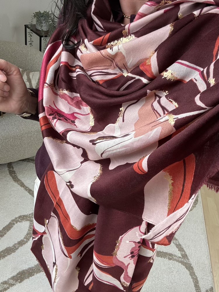 Grande étole à motifs floral et doré 