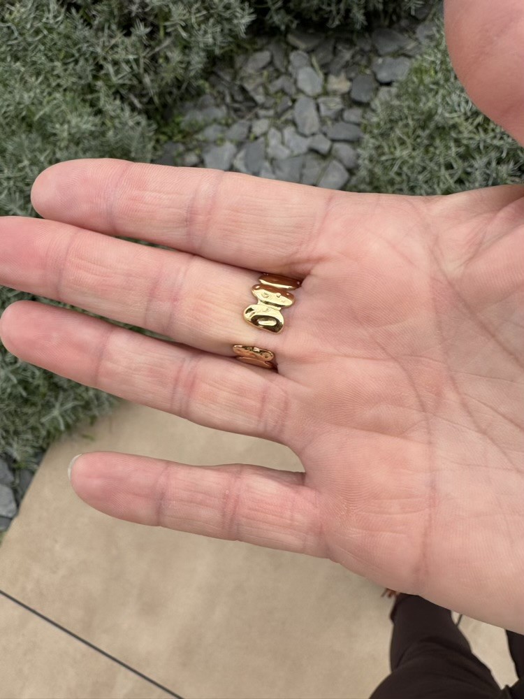 Bague dorée motifs abstraits 