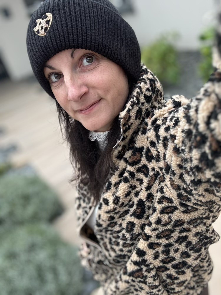 Bonnet noir coeur léopard 