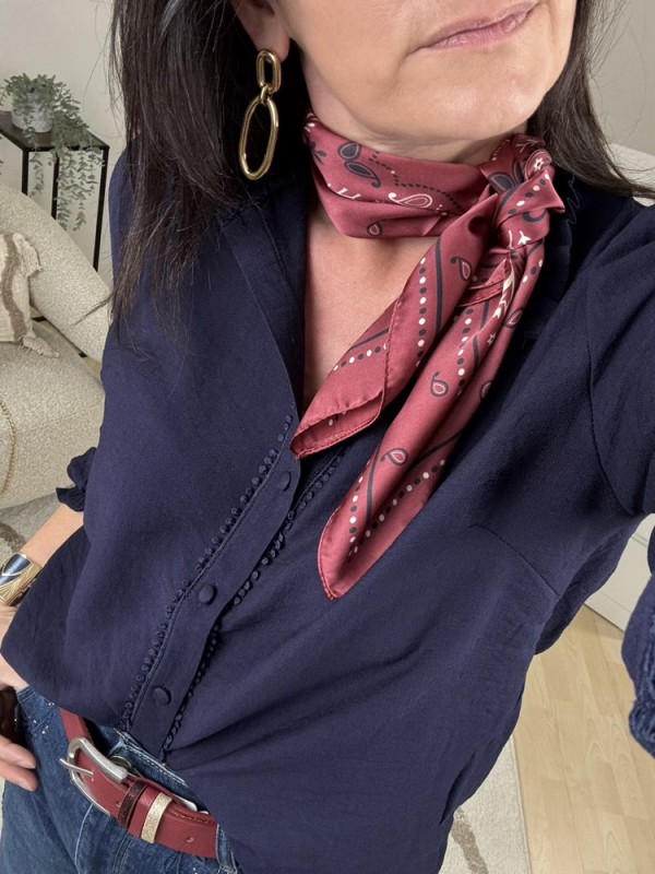 Foulard carré Bordeaux motif bandana noirs et crème