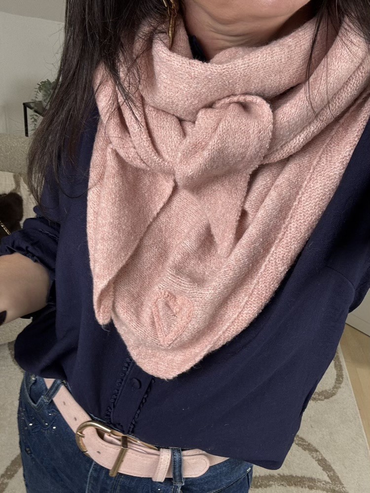 Écharpe triangle petits cœurs rose ou bleu 