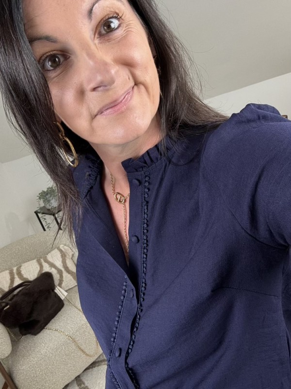 Chemise Unie jolis détails Marine ou Bordeaux 