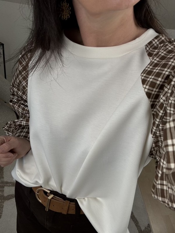 Sweat écru manches bouffantes à carreaux 