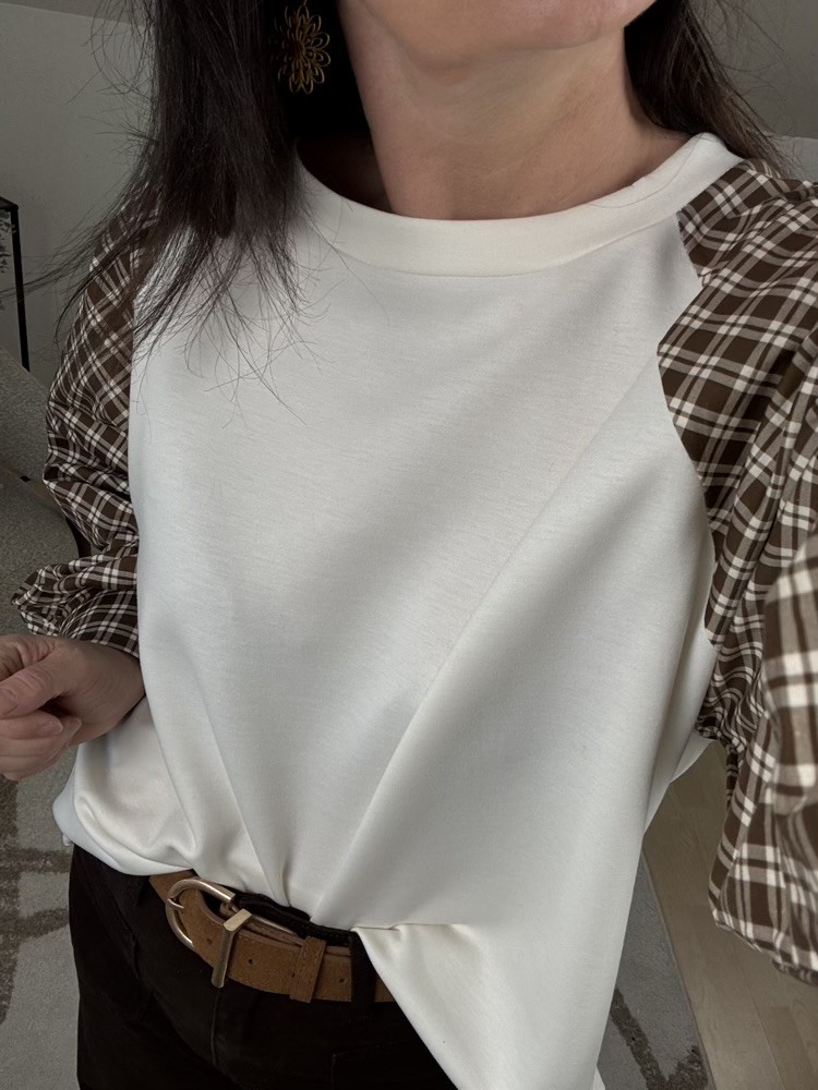 Sweat écru manches bouffantes à carreaux 