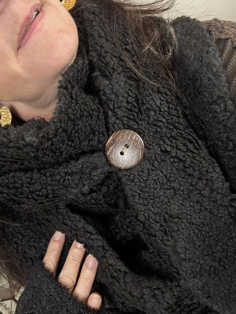 Écharpe triangle bouclette Sherpa avec bouton Noire ou beige 