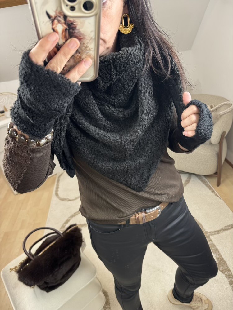 Écharpe triangle bouclette Sherpa avec bouton Noire ou beige 